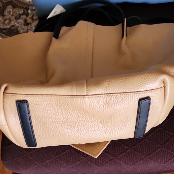 Elegant Tan Leather Tote Bag - Picture 3 of 9